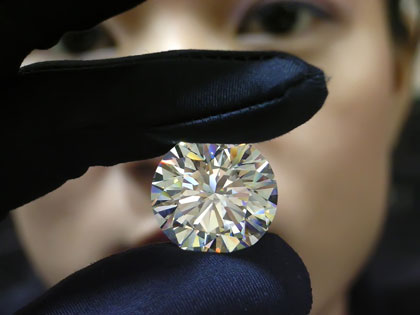 Крупнейший бесцветный бриллиант выставлен на аукцион в Гонконге