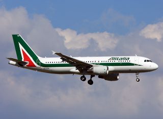 Итальянская почта прозвана спасти Alitalia от банкротства