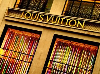 Louis Vuitton выписали штраф за чемодан на Красной площади