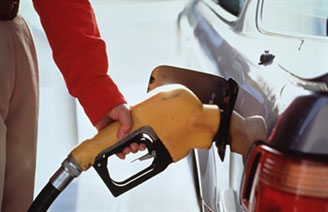Цена на бензин в США взлетела до максимума почти за 6 месяцев