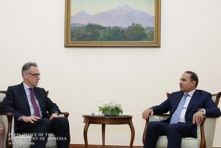 Овик Абраамян принял посла Франции в Армении Анри Рено