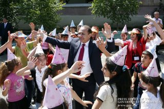 Премьер-министр посетил детей, отдыхающих в лагере «Лусабац»
