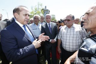 Премьер-министр посетил пострадавшие от града поля Ширакской области