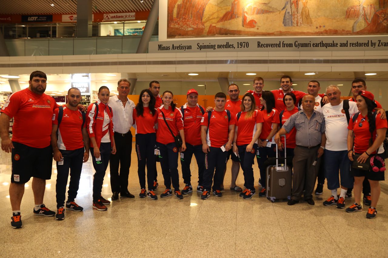 Ucom. первая группа спортсменов олимпийской сборной вылетела в Рио-де-Жанейро