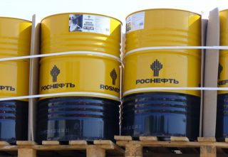 Чистая прибыль Роснефти в 2016 году сократилась вдвое
