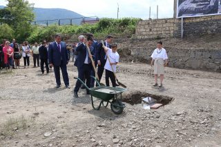 Ucom. Серж Саргсян принял участие в церемонии закладки фундамента центра Тумо Кохб и посетил инженерную лабораторию «Армат» в деревенской школе
