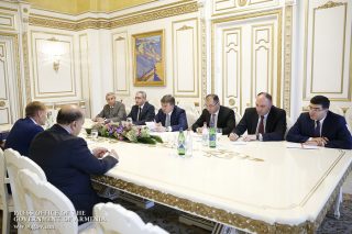 Карен Карапетян принял вице-президента Европейского инвестиционного банка Вазила Худака