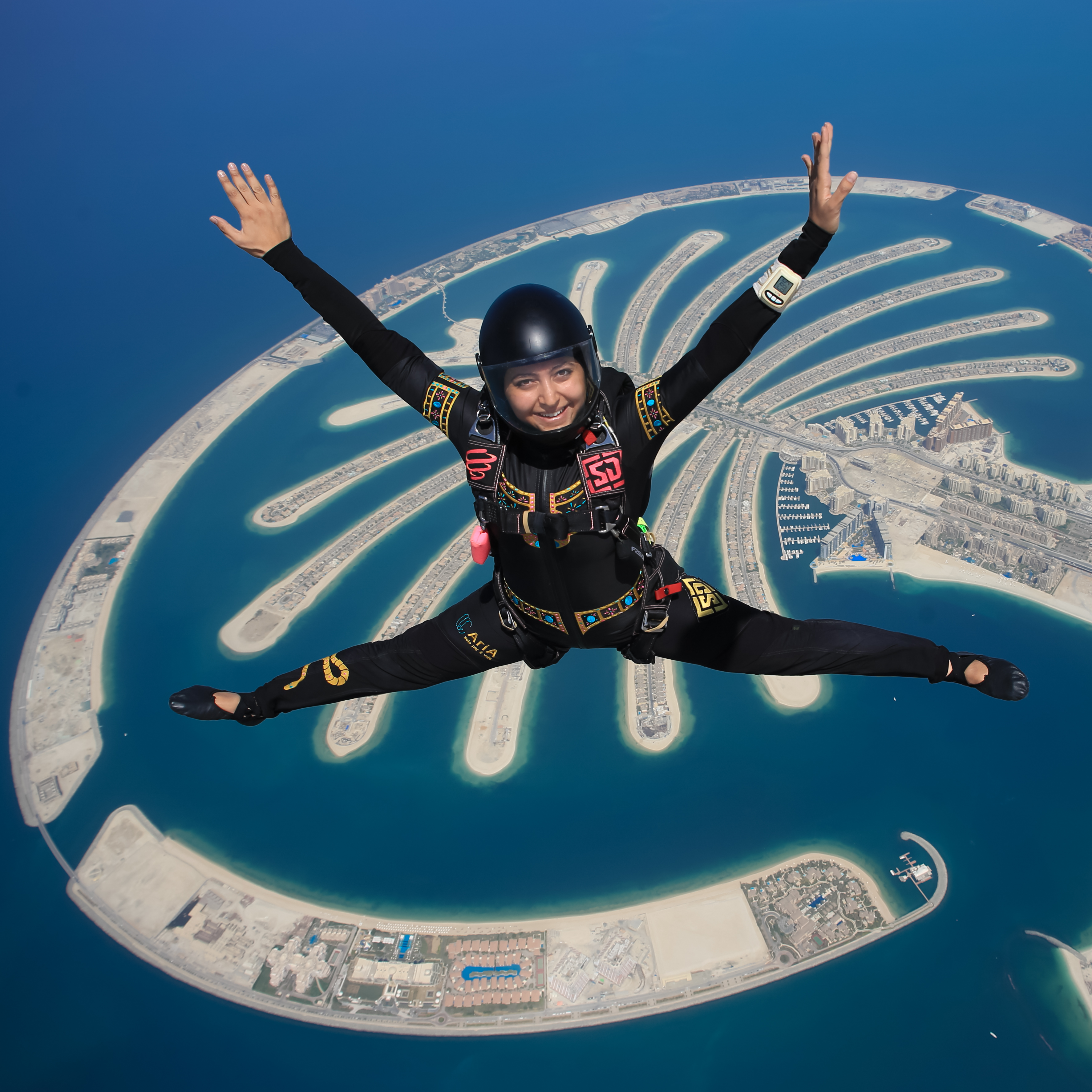 Дубай прыжки. Скайдайв Дубай Skydive Dubai. Дубай Скай прыжки с парашютом. Skydiving в Дубае. Прыжок с парашютом в Дубае над пальмой.