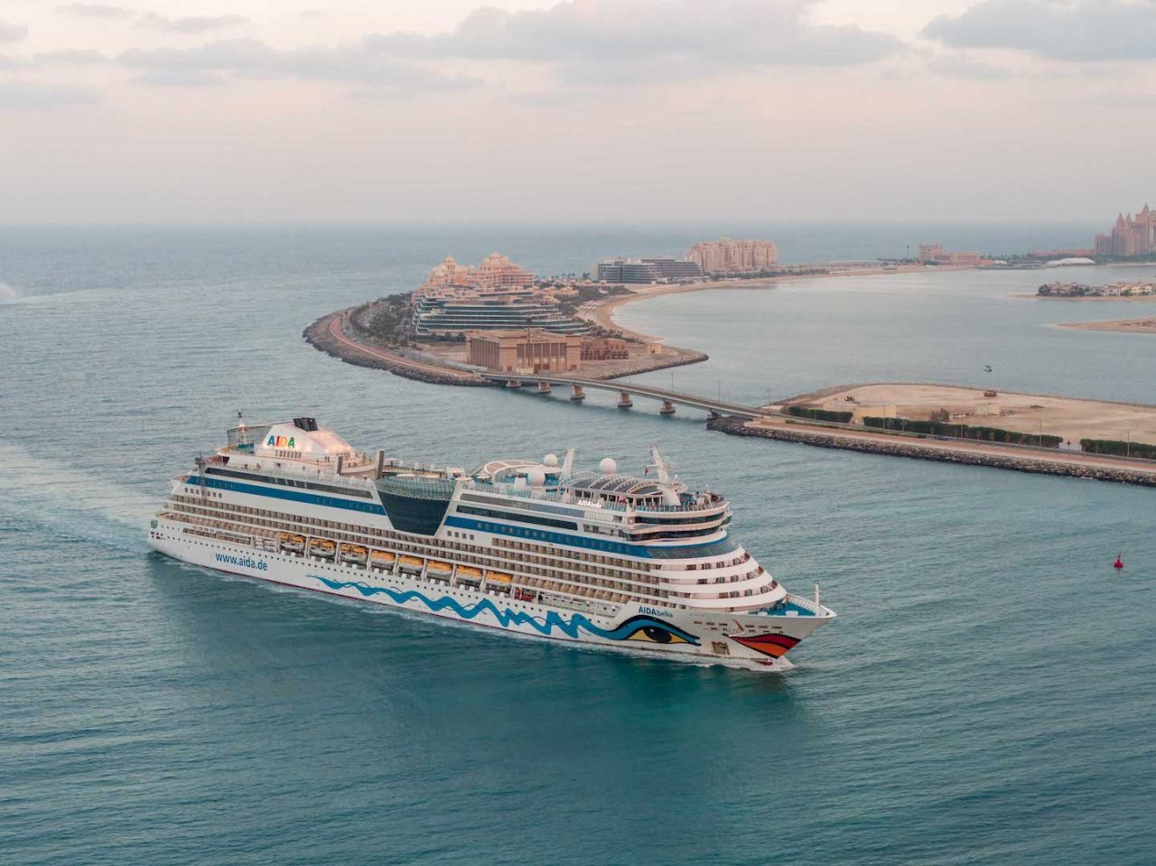 Дубай открыл круизный сезон 2023–2024 прибытием роскошного лайнера в порт Mina Rashid