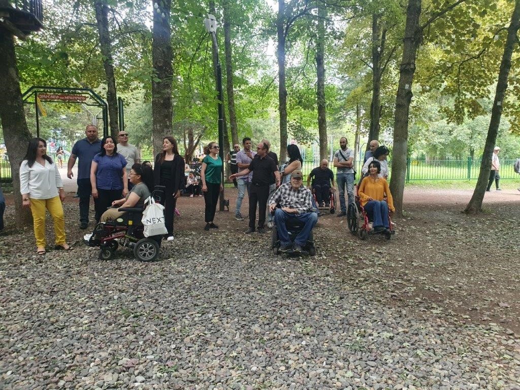 Измени свое отношение, пусть в мире станет чуть больше человеческой теплоты