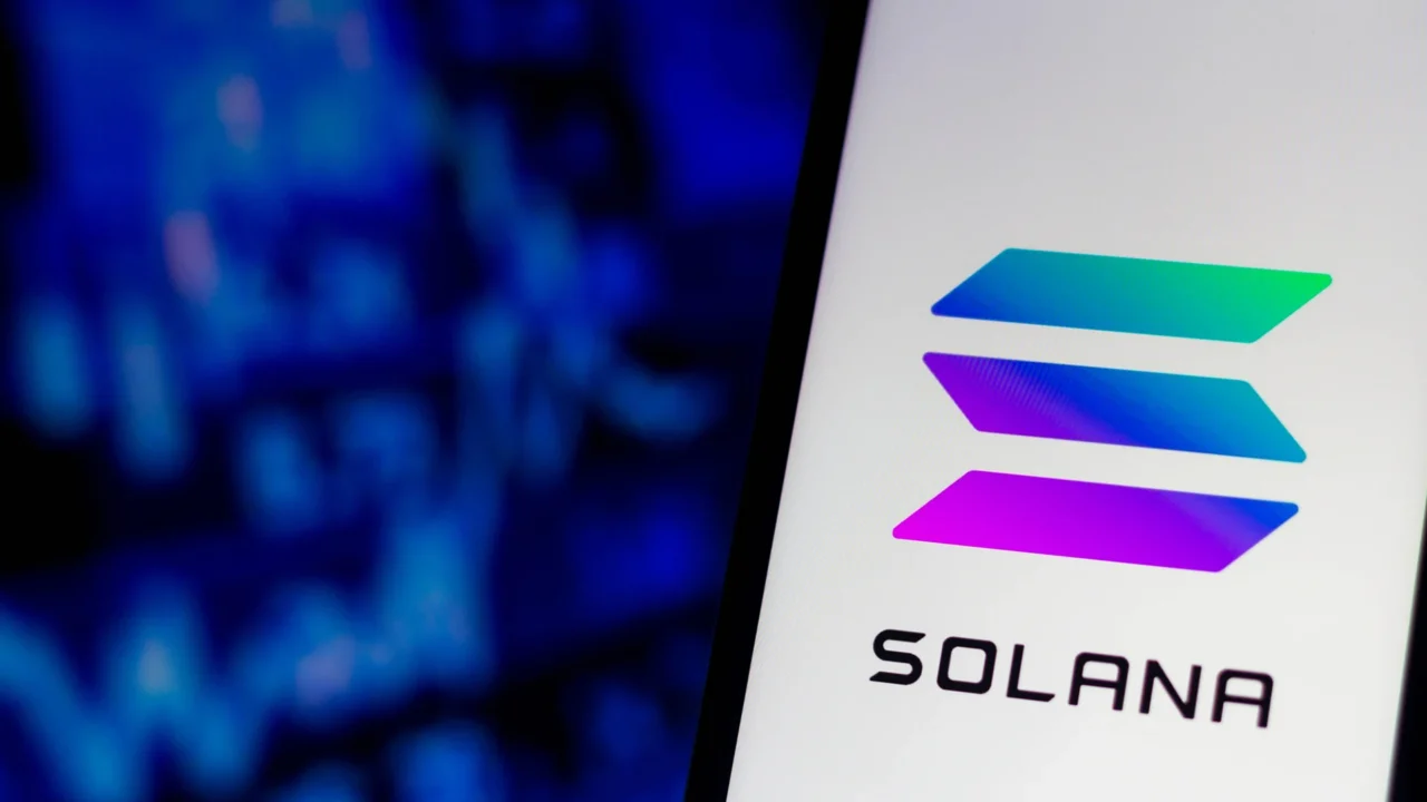 Август на крипторынке: институциональные вложения в Solana, сезонное давление на Биткоин, инициативы Google и США, новый закон в Армении