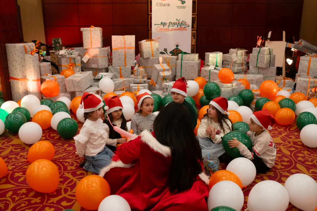 Новогодние подарки от сотрудников IDBank для детей бенефициаром фонда «Айорди»